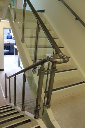 Поручні алюмінієві на сходи квадратний профіль колір шампань зі склом