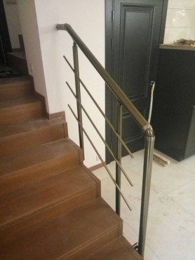 Поручні алюмінієві на сходи круглий профіль колір шампань із прутиками