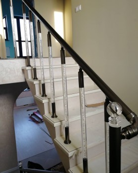 Поручні алюмінієві на сходи круглий профіль колір бронза