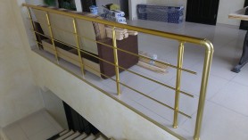 Поручні для сходів з алюмінію з круглим профілем колір золото з прутиками