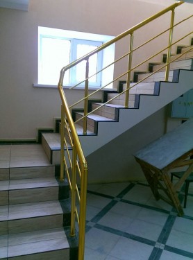 Поручні для сходів з алюмінію з круглим профілем колір золото з прутиками