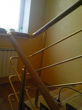 Поручні для сходів з алюмінію з круглим профілем колір золото з прутиками