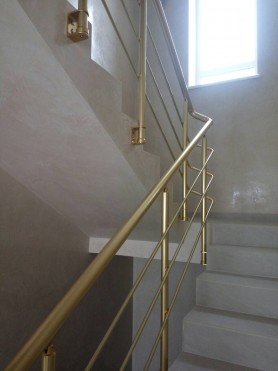 Поручні для сходів з алюмінію з круглим профілем колір золото з прутиками