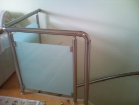 Поручні алюмінієві на сходи круглий профіль колір шампань зі склом