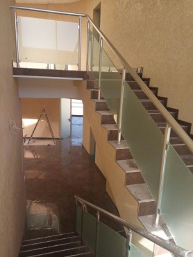 Поручні алюмінієві на сходи круглий профіль колір срібло зі склом