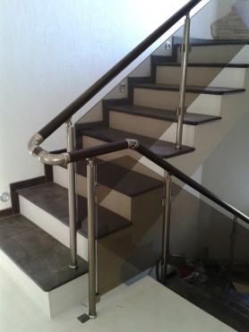 Поручні алюмінієві на сходи круглий профіль колір шампань зі склом