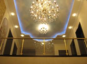 Поручні алюмінієві на сходи круглий профіль колір золото зі склом