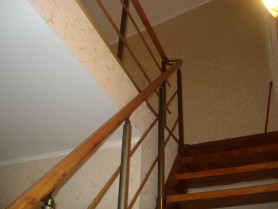 Поручні алюмінієві на сходи круглий профіль колір шампань із прутиками