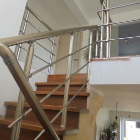 Поручні алюмінієві на сходи круглий профіль колір шампань з прутиками