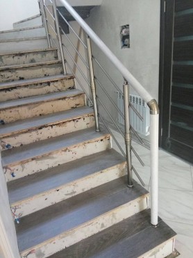 Поручні алюмінієві на сходи круглий профіль колір щампань з прутиками