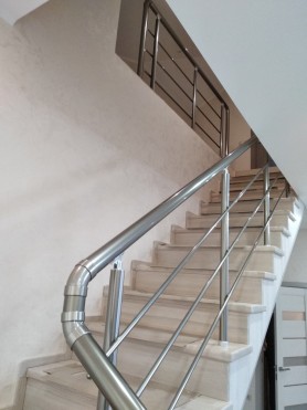 Поручні алюмінієві на сходи круглий профіль колір шампань із прутиками