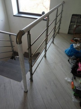 Поручні алюмінієві на сходи круглий профіль колір шампань із прутиками