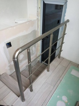 Поручні алюмінієві на сходи круглий профіль колір шампань із прутиками