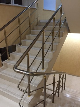 Поручні алюмінієві на сходи круглий профіль колір шампань із прутиками