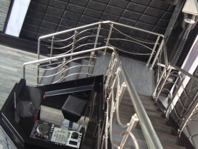 Поручні алюмінієві на сходи круглий профіль колір шампань з фігурними прутиками