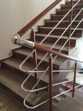 Поручні алюмінієві на сходи круглий профіль колір під дерево з прутиками