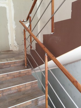 Поручні алюмінієві на сходи круглий профіль колір під дерево з прутиками