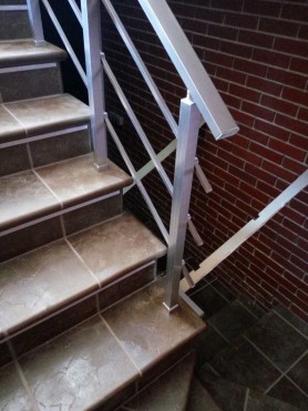 Поручні для сходів з алюмінію з квадратним профілем колір срібло з прутиками