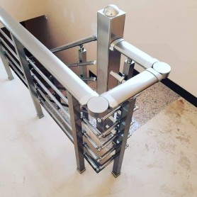 Поручні для сходів з алюмінію з квадратним профілем колір шампань з прутиками