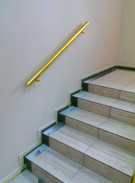 Поручень пристінний круглий профіль колір золото