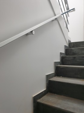 Поручень пристінний квадратний профіль колір срібло