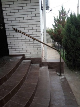 Поручень пристінний круглий профіль колір бронза