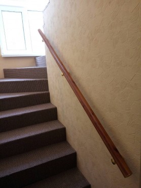 Поручень пристінний круглий профіль колір ''під дерево''