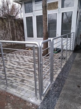 Поручні для балкона з алюмінію з круглим профілем колір срібло