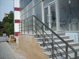 Поручні алюмінієві на ганок квадратний профіль колір шампань