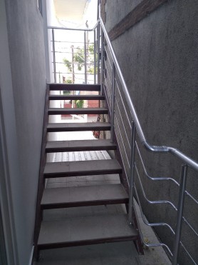 Поручні алюмінієві на сходи круглий профіль колір срібло з прутиками