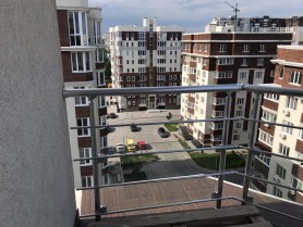 Поручні алюмінієві на балкон з круглим профілем колір срібло з прутиками