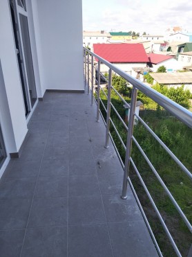 Поручні алюмінієві на балкно круглий профіль колір срібло з прутиками