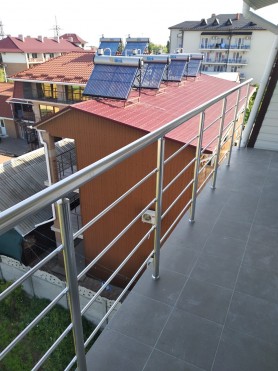 Перила алюминиевые на балкно круглый профиль цвет серебро с прутиками