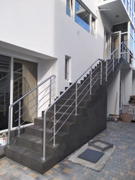 Поручні алюмінієві на ганок круглий профіль колір срібло з прутиками