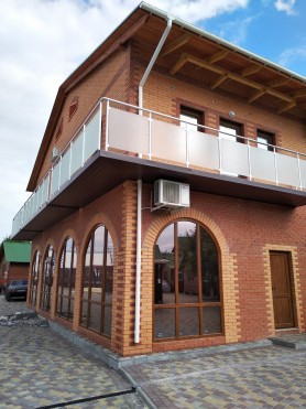 Поручні алюмінієві на балкно круглий профіль колір срібло зі склом