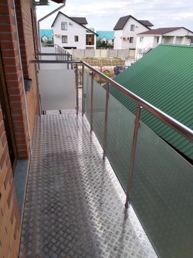 Поручні алюмінієві на балкно круглий профіль колір срібло зі склом