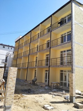 Поручні алюмінієві на балкнон круглий профіль колір бронза з прутиками