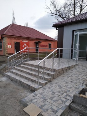 Поручні алюмінієві на ганок круглий профіль колір срібло з прутиками