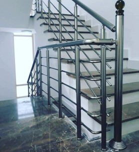 Поручні алюмінієві на сходи круглий профіль колір шампань із прутиками