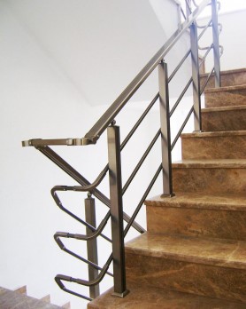 Поручні для сходів з алюмінію з квадратним профілем колір шампань з прутиками