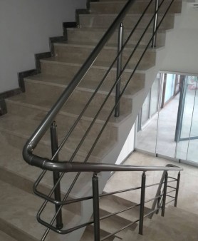 Поручні для сходів з алюмінію з круглим профілем колір шампань з прутиками