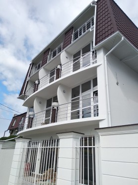 Поручні алюмінієві на балкно круглий профіль колір срібло з прутиками