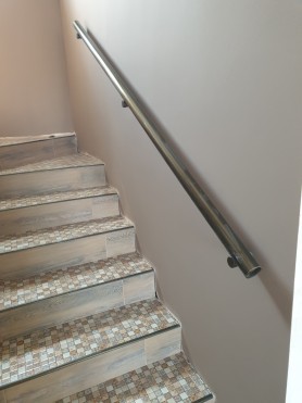 Поручень пристінний круглий профіль колір бронза