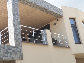 Алюминиевые перила на балкон круглый профиль цвет серебро с прутиками