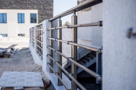 Поручні алюмінієві на балкон з овальним профілем колір шампань із прутиками