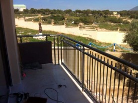 Поручні алюмінієві на балкон з круглим профілем колір шампань з вертикальними прутиками