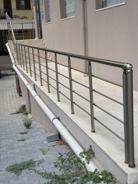 Поручні алюмінієві на ганок круглий профіль колір шампань