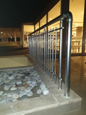 Поручні для балкона з алюмінію з круглим профілем колір срібло з вертикальними прутиками