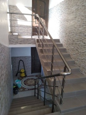 Поручні для сходів з алюмінію з круглим профілем колір шампань з прутиками