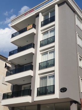 Алюмінієві поручні на балкон квадратний профіль колір шампань зі склом